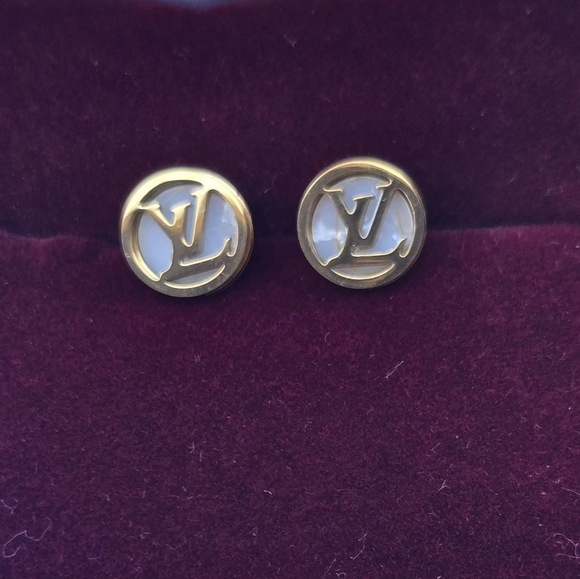 Designer inspired mother of pearl Stainless Steel logo earrings - Picture 1 of 2